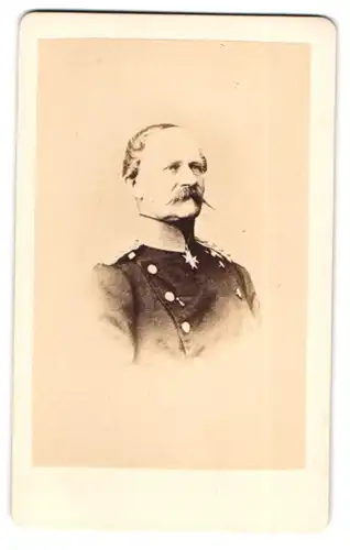 Fotografie unbekannter Fotograf und Ort, Portrait August prinz von Württemberg in Uniform mit Moustache