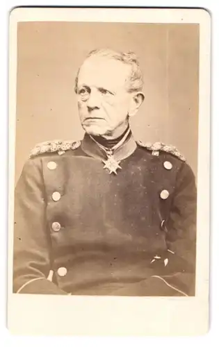 Fotografie unbekannter Fotograf und Ort, Portrait Helmuth von Moltke in Uniform mit Orden