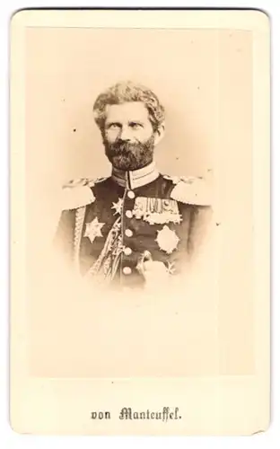 Fotografie unbekannter Fotograf und Ort, Portrait von Mateuffel, General der Kavallerie mit Ordenspange in Uniform