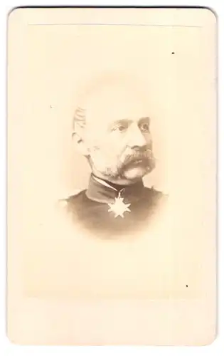 Fotografie unbekannter Fotograf und Ort, Portrait von Kirchbach, General der Infanterie mit Orden