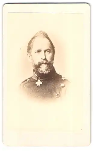 Fotografie unbekannter Fotograf und Ort, Portrait von Tümpling, General der Kavallerie in Uniform mit Orden