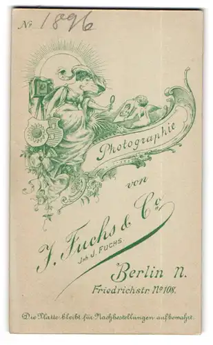 Fotografie J. Fuchs & Co., Berlin, Friedrichstr. 108, Jugendstil Frau betrachte Fotografie mit Lupe, Plattenkamera