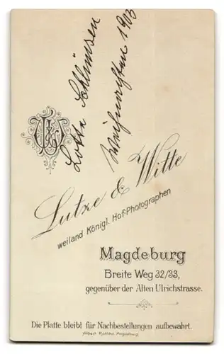 Fotografie Lutze & Witte, Magdeburg, Breiteweg 32/33, Portrait niedliches Kind Lotte Schlimsen im Kleid mit Puppe im Arm