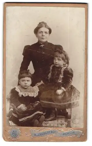 Fotografie A .Jandorf, Berlin, Belle-Alliance-Str. 1, Portrait Mutter im Biedermeierkleid mit zwei Kindern, Mutterglück