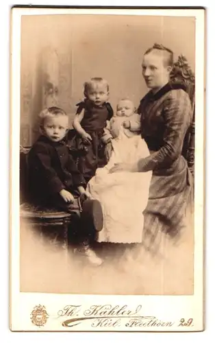 Fotografie Theodor Kähler, Kiel, Fleethörn 29, Portrait Mutter mit drei Kindern im Atelier, Mutterglück