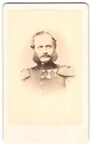 Fotografie unbekannter Fotograf und Ort, Portrait Prinz Georg von Sachsen in Uniform mit Orden