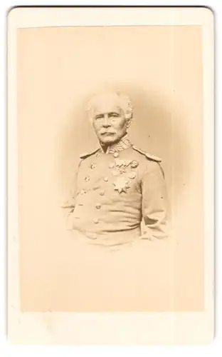 Fotografie unbekannter Fotograf und Ort, Portrait von Hartmann, General der Infanterie 2. bayr Armeecorps in Uniform