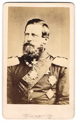 Fotografie unbekannter Fotograf und Ort, Portrait Kronprinz Friedrich III. in Uniform mit Orden und Scherpe