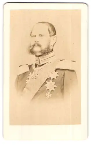 Fotografie unbekannter Fotograf und Ort, Portrait Prinz Carl von Preussen in Garde Uniform mit Orden