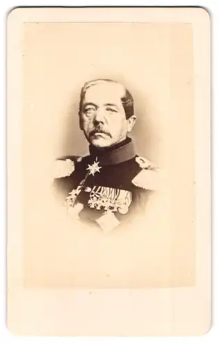 Fotografie unbekannter Fotograf und Ort, Portrait von Voigts-Rhetz, General der Infanterie mit Ordenspange