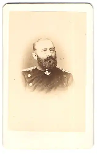 Fotografie unbekannter Fotograf und Ort, Portrait Hugo von Obernitz, Generallieutnant mit Orden