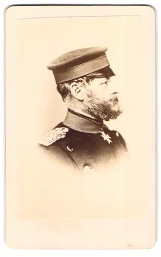 Fotografie unbekannter Fotograf und Ort, Portrait Gustav von Stiehle, Generalmajor in Uniform mit Orden
