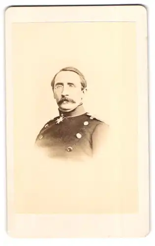 Fotografie unbekannter Fotograf und Ort, Portrait von goeben, Genral der Infanterie mit Orden