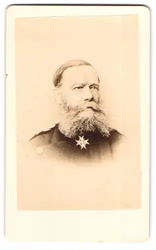 Fotografie unbekannter Fotograf und Ort, Portrait Vogel von Falckenstein, General der Infanterie mit Orden