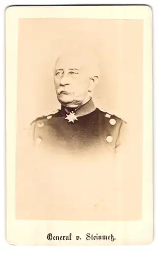 Fotografie unbekannter Fotograf und Ort, Portrait Genral von Steinmetz in Uniform