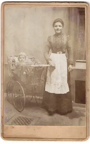 Fotografie unbekannter Fotograf und Ort, Portrait Amme mit dem Kinde im Kinderwagen