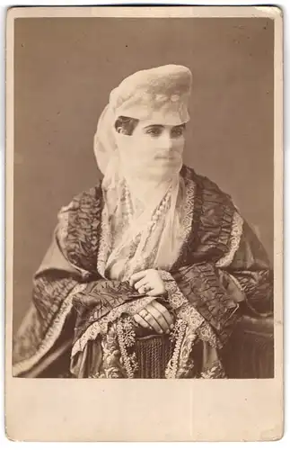 Fotografie unbekannter Fotograf und Ort, Portrait türkische Dame im Trachtenkleid mit Gesichtsschleier