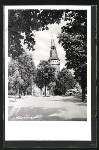 AK Kitzingen a. M., Strassenpartie mit Blick zum schiefen Kirchturm