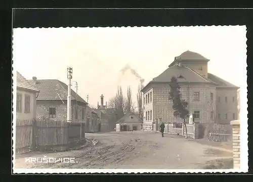 AK Krusovice, Strassenpartie mit Schule