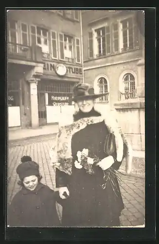 Foto-AK Opernsängerin Johanna Hesse mit Mädchen an der Hand