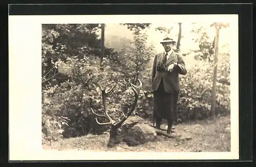 Foto-AK Jäger mit Fernglas und erlegtem Hirsch