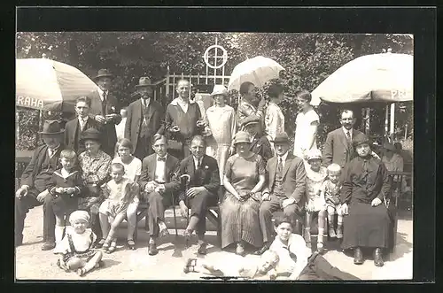 Foto-AK Bad Podiebrad / Podebrady, Familienfoto im Restaurantgarten