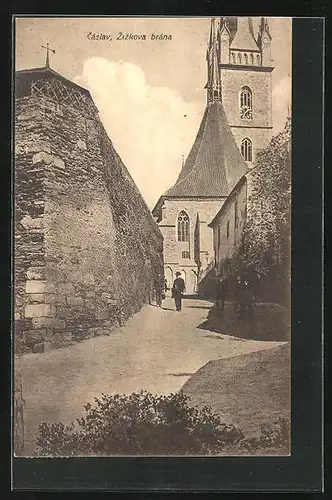 AK Tschaslau / Caslav, Zizkova brána, Strassenpartie an der Kirche