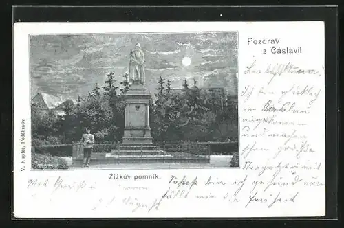 Mondschein-AK Tschaslau / Caslav, Zizkuv pomnik, Soldat vorm Denkmal