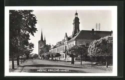 AK Mestec Králové, Námesti, Marktplatz im Sonnenschein