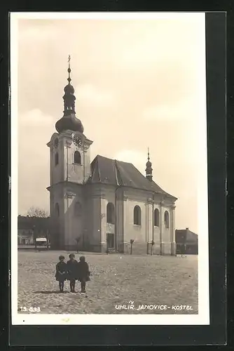 AK Uhlir. Janovice, Kostel, Mädchen vor der Kirche