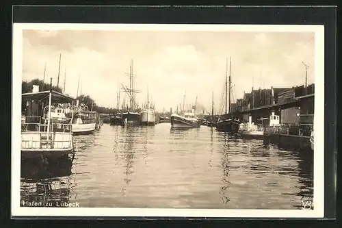 AK Lübeck, Hafen mit Dampfern