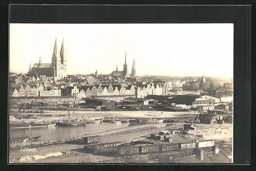 Foto-AK Lübeck, Totalansicht mit Dom und Holstentor