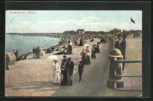 AK Travemünde, Leute flanieren am Strand