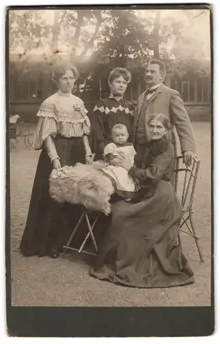 Fotografie unbekannter Fotograf und Ort, Portrait Grossmutter und Eltern mit ihrem Kinde, Mutterglück