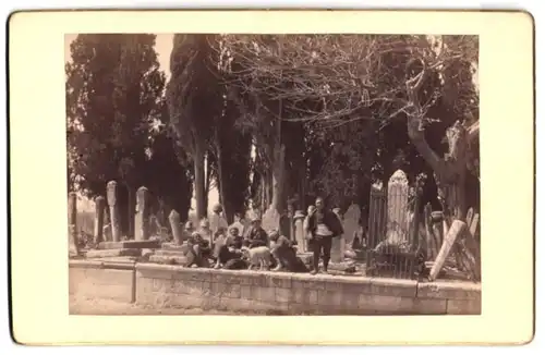 Fotografie unbekannter Fotograf, Ansicht Konstantinopel, Einwohner mit Schaf am Friedhof