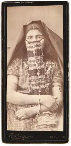 Fotografie T. R. Dumas, Beyrouth, Portrait Libanesin im Trachtenkleid mit Gesichtsschleier und Perlenarmkettchen