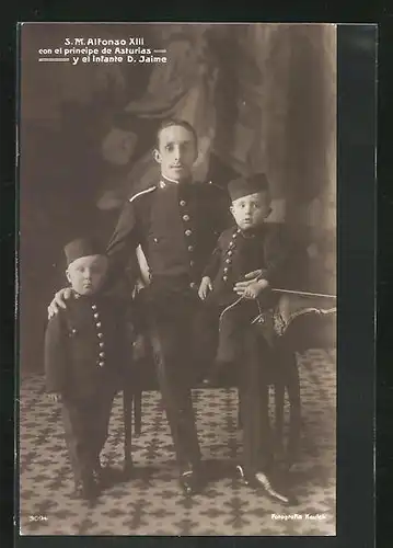 AK S. M. Alfonso XIII con el principe de Asturias y el infante D. Jaime