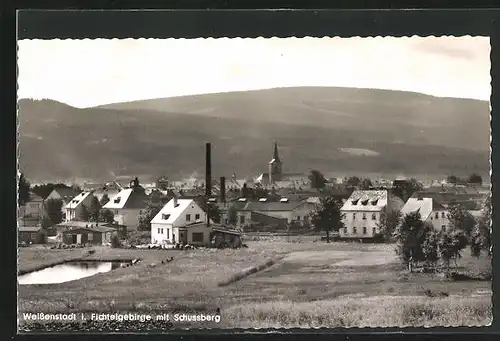 AK Weissenstadt / Fichtelgebirge, Totalansicht mit Schussberg