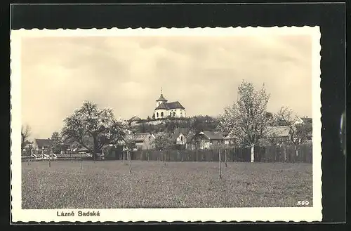 AK Lázne Sadská, Ortspartie mit Kirche