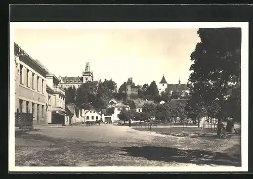 AK Zruc nad Sázavou, Ortspartie mit Platz und Kirche