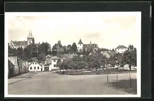 AK Zruc nad Sázavou, Ortspartie mit Platz und Kirche