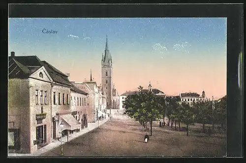 AK Tschaslau / Caslav, Strassenpartie mit Kirche