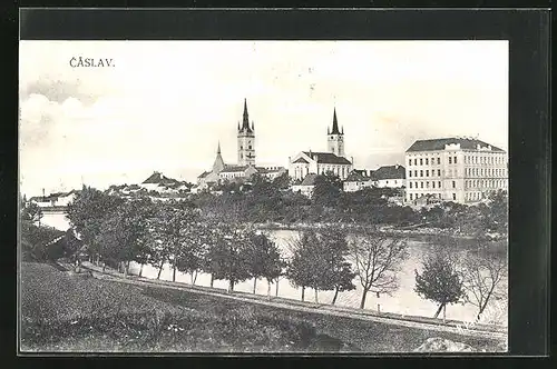 AK Tschaslau / Caslav, Flusspartie mit Kirchen