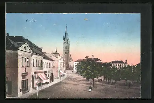 AK Tschaslau / Caslav, Ortspartie mit Kirche im Abendrot