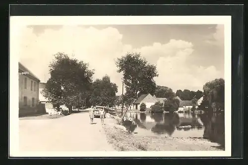 AK Nesuchyne, Strassenpartie mit Ufer