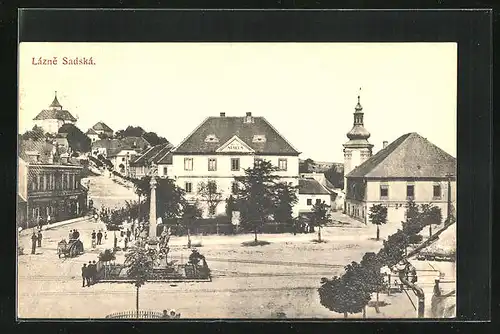 AK Lázne Sadská, Strassenpartie am Museum