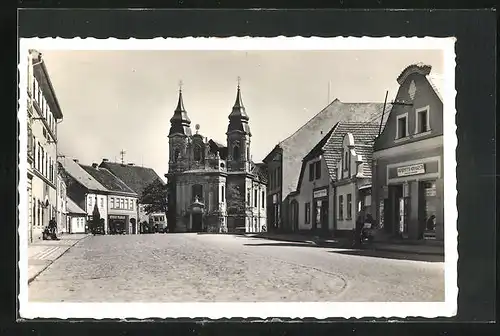 AK Rozmital pod Tremsinem, Strassenpartie mit Kirche