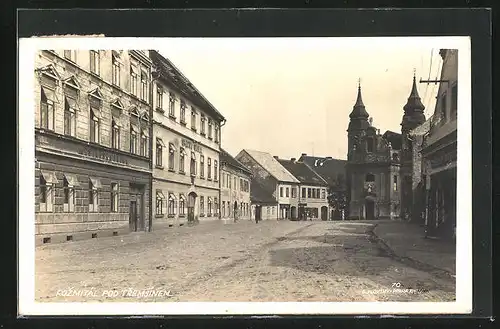 AK Rozmital pod Tremsinem, Strassenpartie mit Kirche