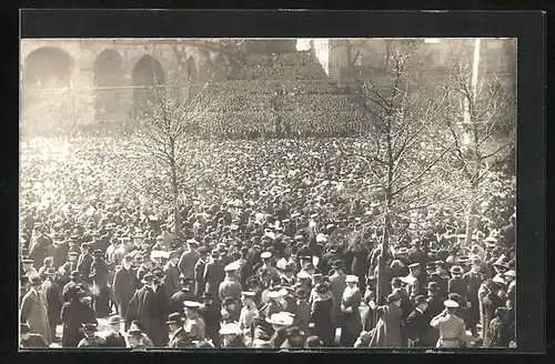 Foto-AK Erfurt, Parade am Dom