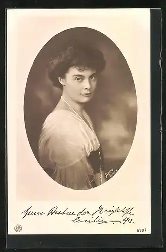 AK Kronprinzessin Cecilie mit langer Perlenkette